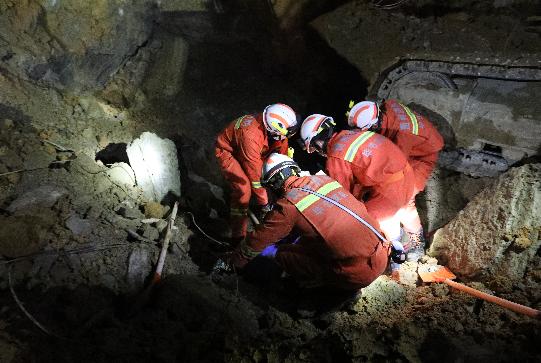 贵州毕节工地山体滑坡致14人遇难