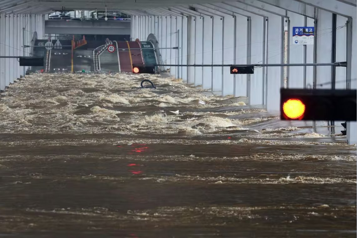 韩国暴雨引发洪灾严重