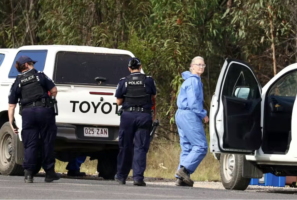 澳大利亚哀悼在枪击事件中丧生的警察和平民