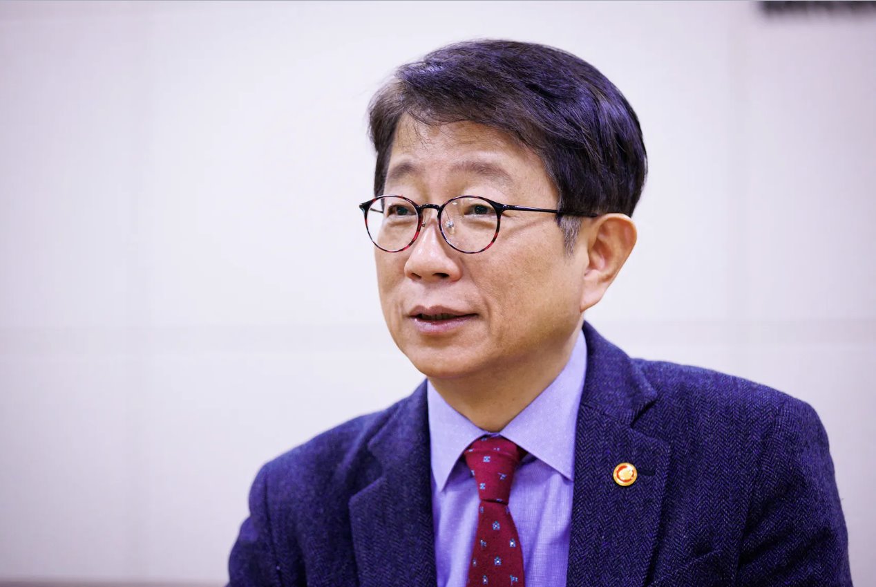 韩国国土基础设施交通部部长朴相宇于2024年3月11日在韩国世宗接受路透社采访时发表讲话。