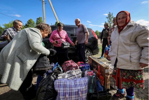 俄罗斯袭击部队让乌克兰边境小镇饥饿的居民感到沮
