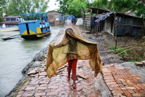 飓风“雷马尔”袭击孟加拉国和印度