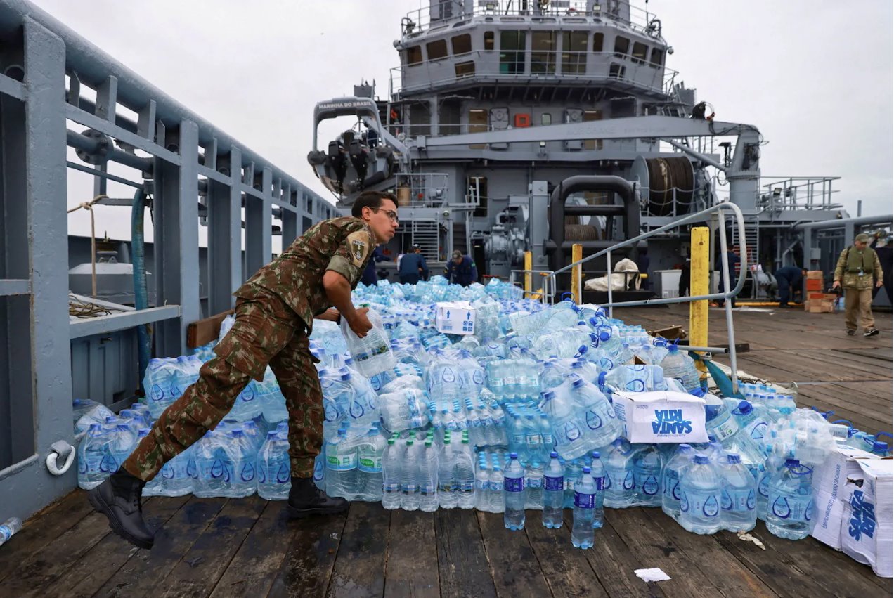 2024年5月16日，巴西士兵在巴西南里奥格兰德州阿雷格里港瓜伊巴湖的一艘海军舰艇上搬运援助物资。