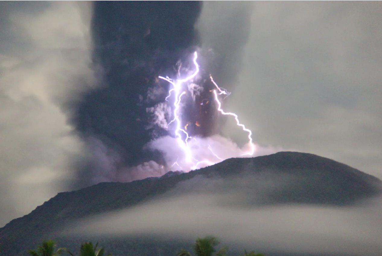 2024年5月18日，从印度尼西亚北马鲁古省西哈马黑拉的加姆伊奇(GamIci)可以看到，伊布火山在喷发期间喷出火山物质，风暴中出现闪电。
