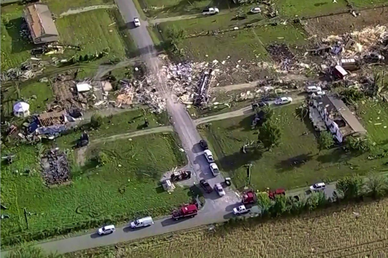 一系列致命的龙卷风袭击美国中部德克萨斯州谷景市的第二天，航拍视频拍摄的静态图像显示，残骸散落在一处房产上。