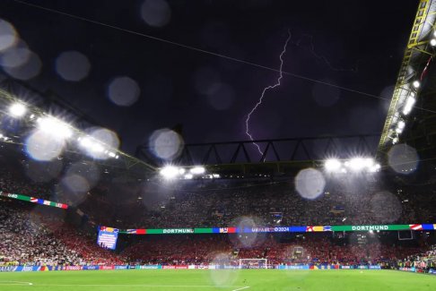 德国对阵丹麦的比赛因暴雨暂停了25分钟