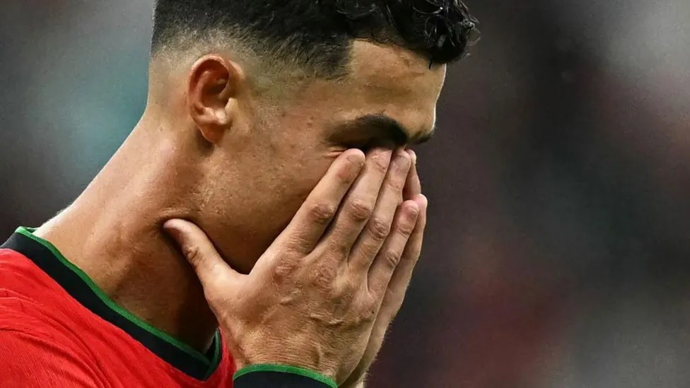 葡萄牙传奇C罗(CristianoRonaldo)数据很难看：在重大赛事中已八场比赛没有进球；重大赛事九个点球罚丢了三个，欧洲杯上的记录现在是五次罚进，两次罚失——包括点球大战