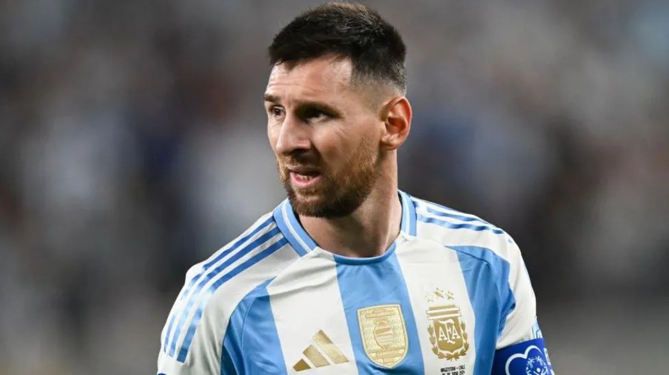 莱昂内尔·梅西(LionelMessi)以106个进球成为男子国际足球历史上第三高得分手