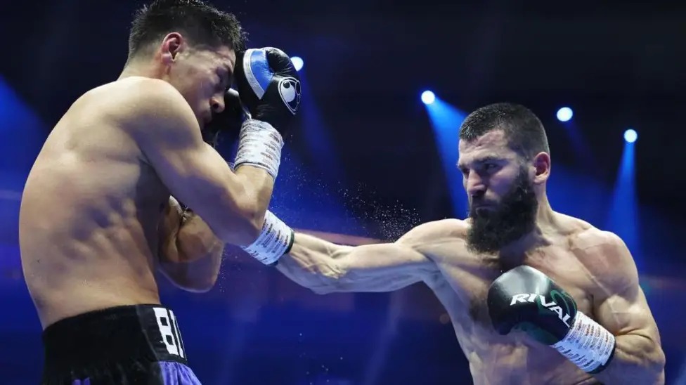 阿图尔·贝特比耶夫(ArturBeterbiev)右勾拳击中德米特里·比沃尔(DmitryBivol)